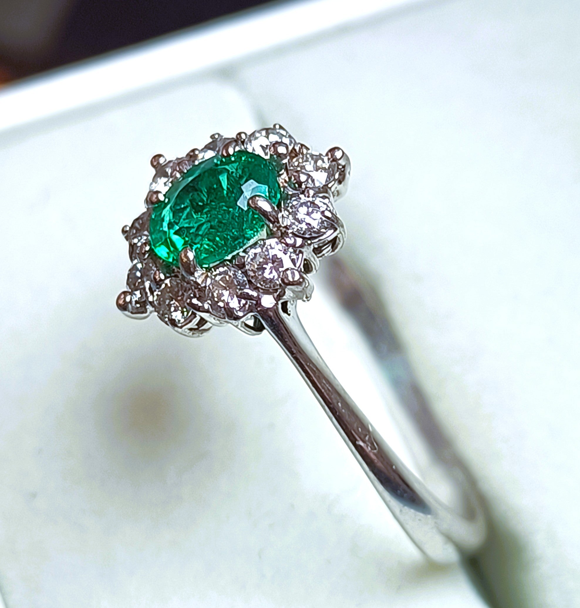 ANELLO A CESTELLO ORO BIANCO 18 KT DIAMANTI E SMERALDO NATURALI