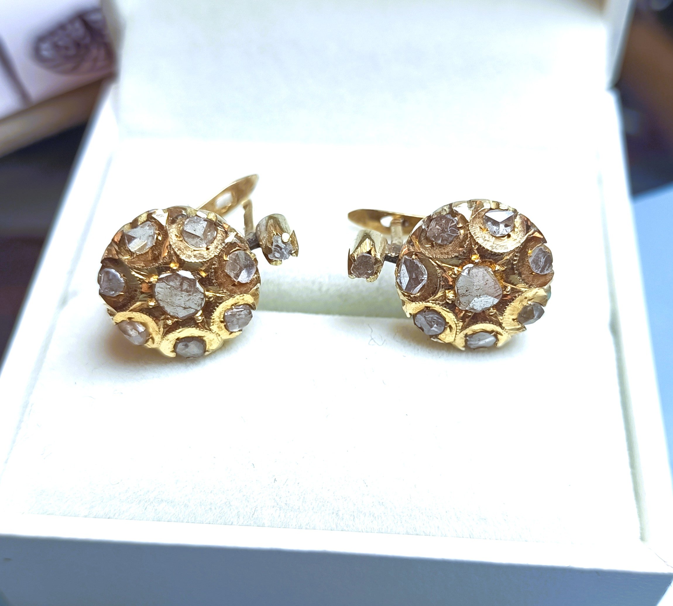 ORECCHINI IN ORO GIALLO 18KT E ROSETTE DI DIAMANTE KT 2,00