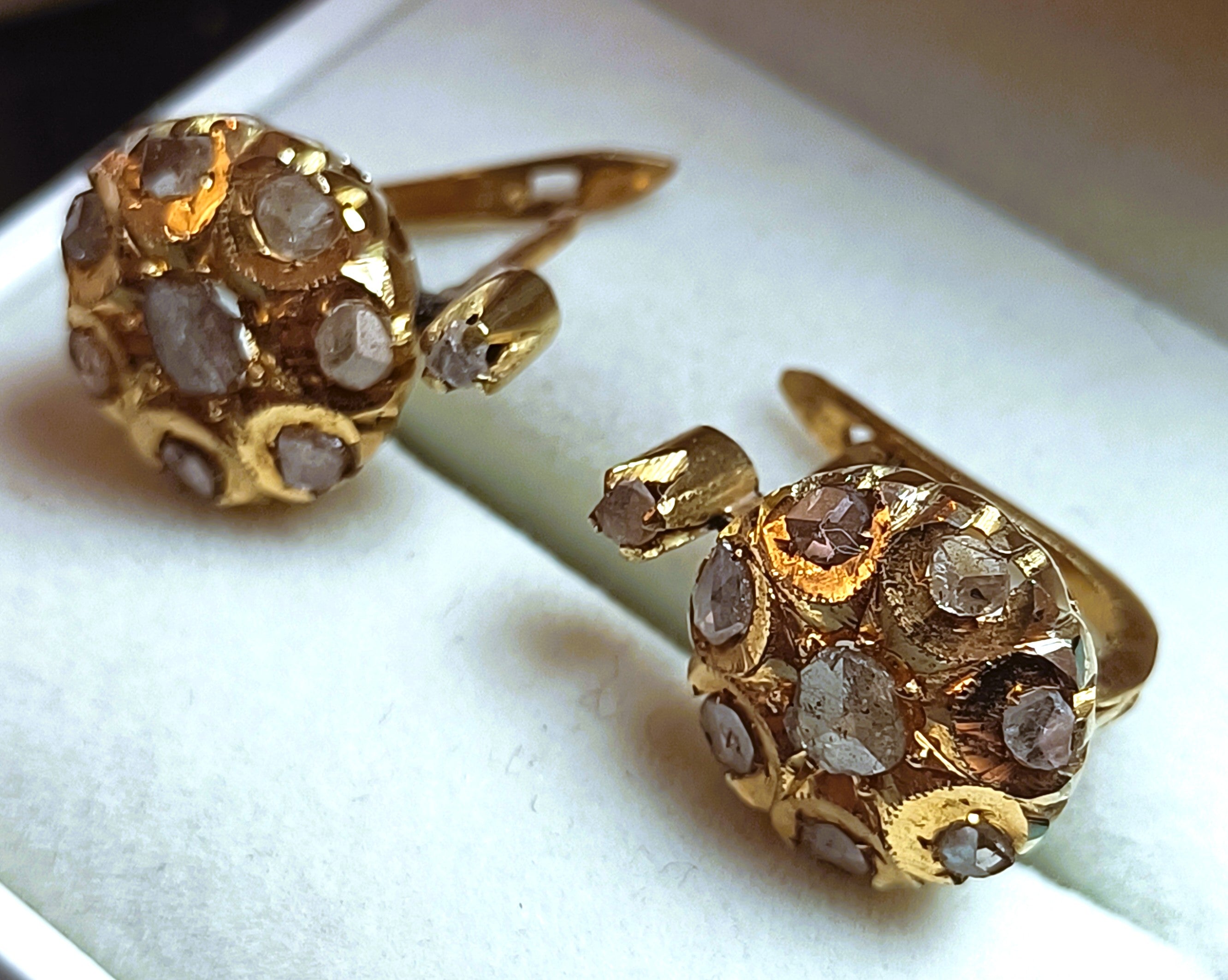 ORECCHINI IN ORO GIALLO 18KT E ROSETTE DI DIAMANTE KT 2,00