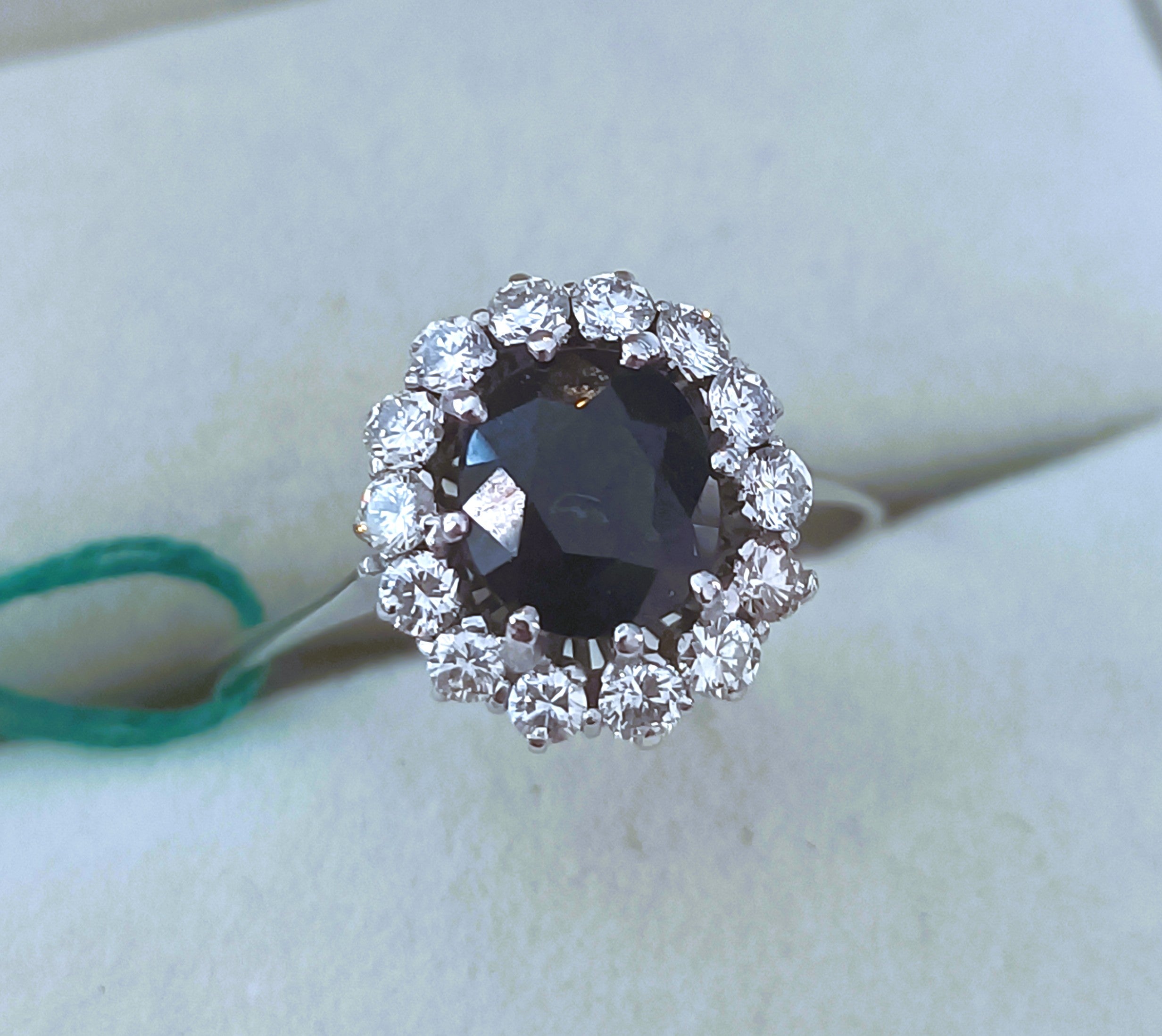 ANELLO IN ORO BIANCO 18KT DIAMANTI NATURALI E ZAFFIRO AUSTRALIANO