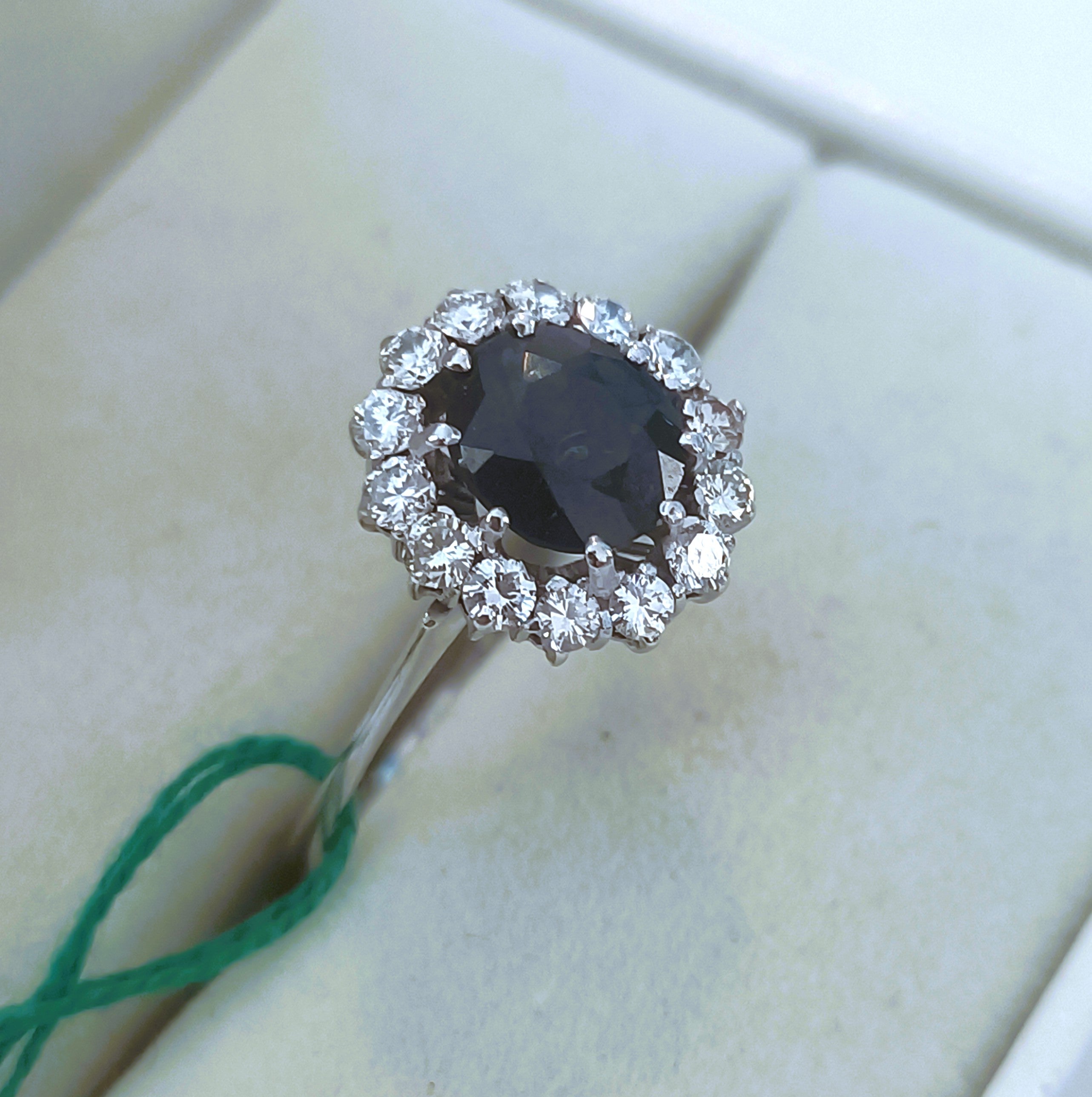 ANELLO IN ORO BIANCO 18KT DIAMANTI NATURALI E ZAFFIRO AUSTRALIANO