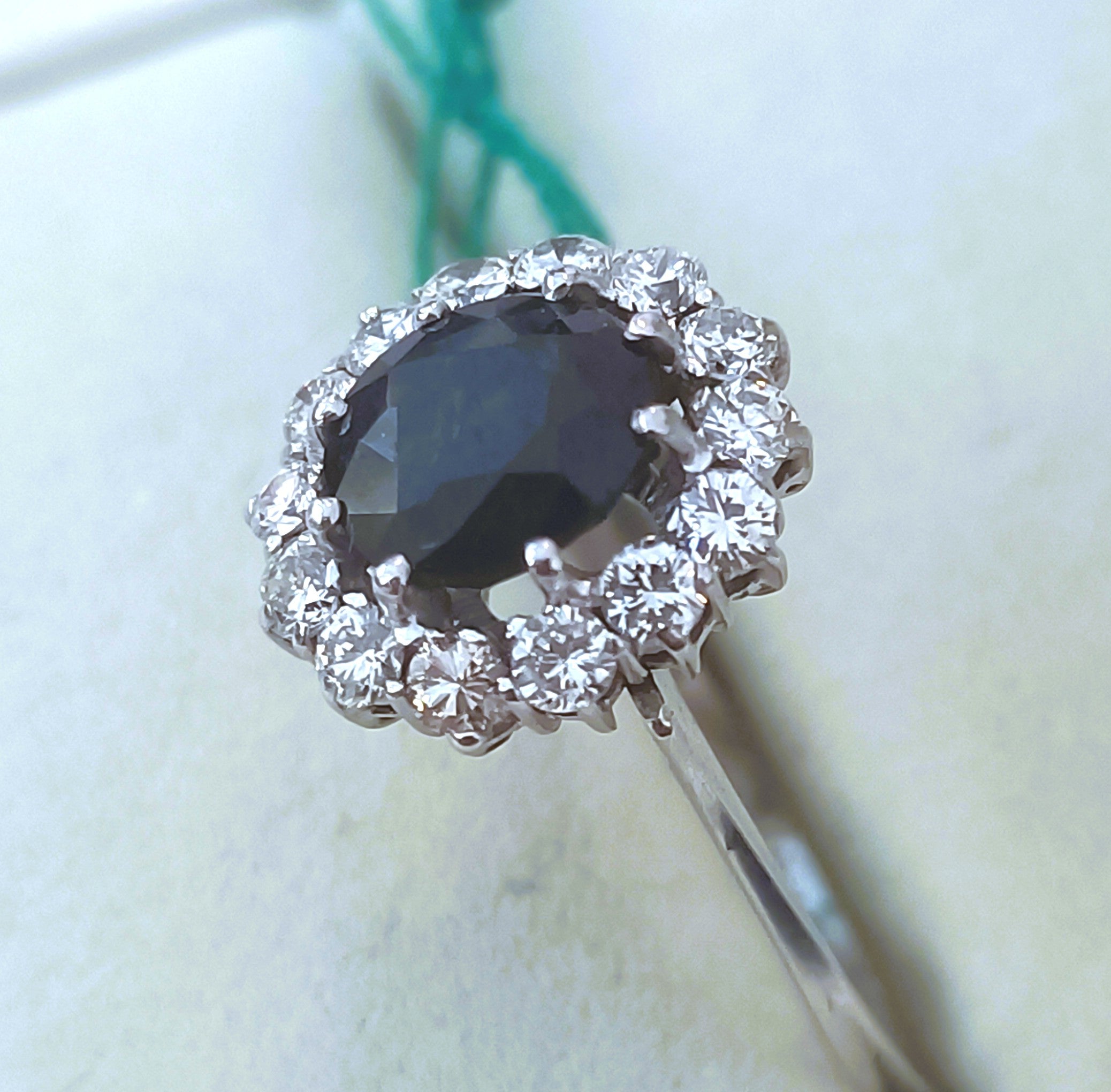 ANELLO IN ORO BIANCO 18KT DIAMANTI NATURALI E ZAFFIRO AUSTRALIANO