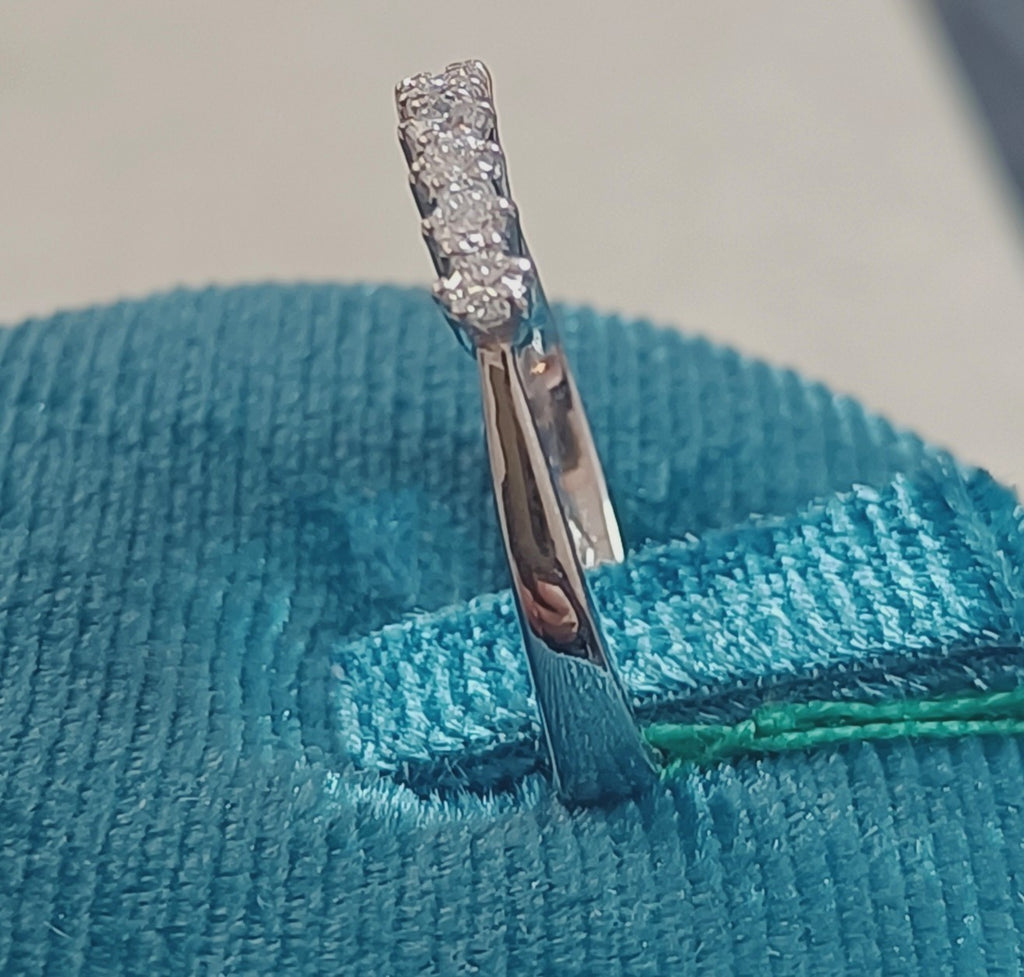 ANELLO VERETTA DIAMANTI NATURALI KT 0,21 G COLOR VS1