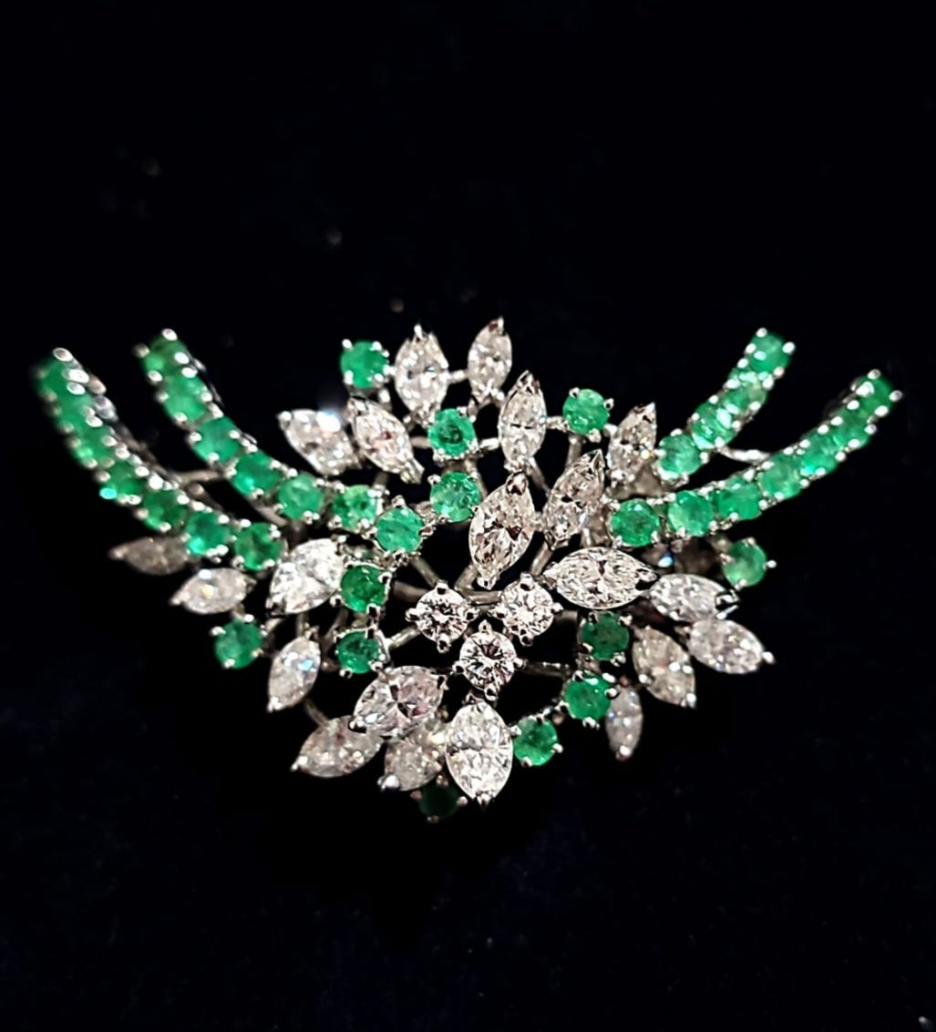 SPILLA IN ORO BIANCO 18KT DIAMANTI NATURALI E SMERALDI COLOMBIANI   ANNI 50